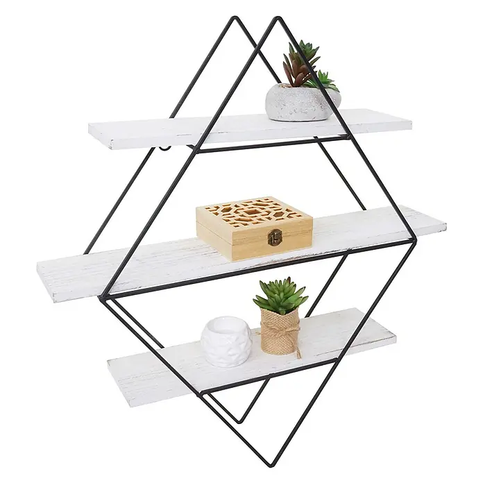 Wandregal rautenförmig 60x55x12cm Echtholz shabby Weiß Hängeregal Regal -  - Dreistufiges Hängeregal mit weißen, abgenutzten Holzbrettern und einem schwarzen geometrischen Metallrahmen, ideal für kleine Dekorationen.