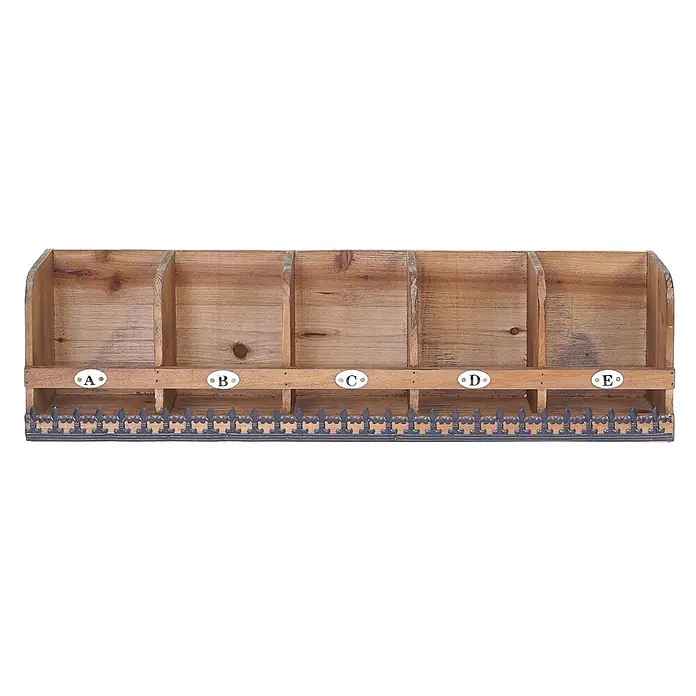Wandregal 71x18x16cm Tanne Holz massiv Vintage Shabby-Look Hängeregal Regal -  - Hölzerner Wandorganizer mit 5 beschrifteten Fächern (A-E) und dunkler Metall-Fleur-de-lis-Leiste.