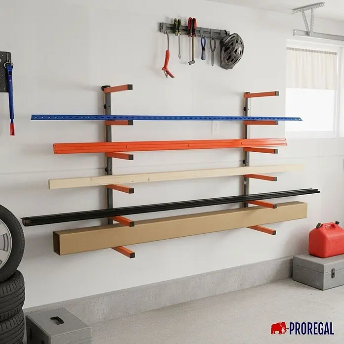 Kragarmregal Wandmontage 50 kg  6 Ebenen Wandregal Grau-Orange 2 Stück -  - Wandmontiertes Kragarmregal mit dunkelgrauem Rahmen und orangen Armen, das verschiedene lange Gegenstände wie Holz und Rohre in einer Garage lagert.