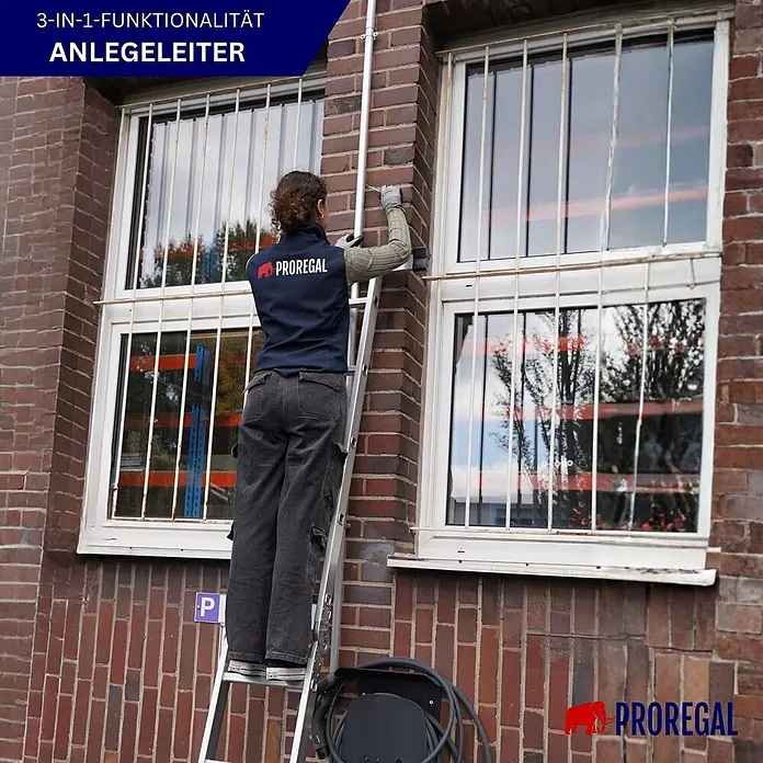 Sprossen-Mehrzweckleiter MULTISTEP Gerüstplattform 4x5 Sprossen 5,7m Höhe -  - Silberne Anlegeleiter, von einer Person für Installationsarbeiten an einer Ziegelwand genutzt.