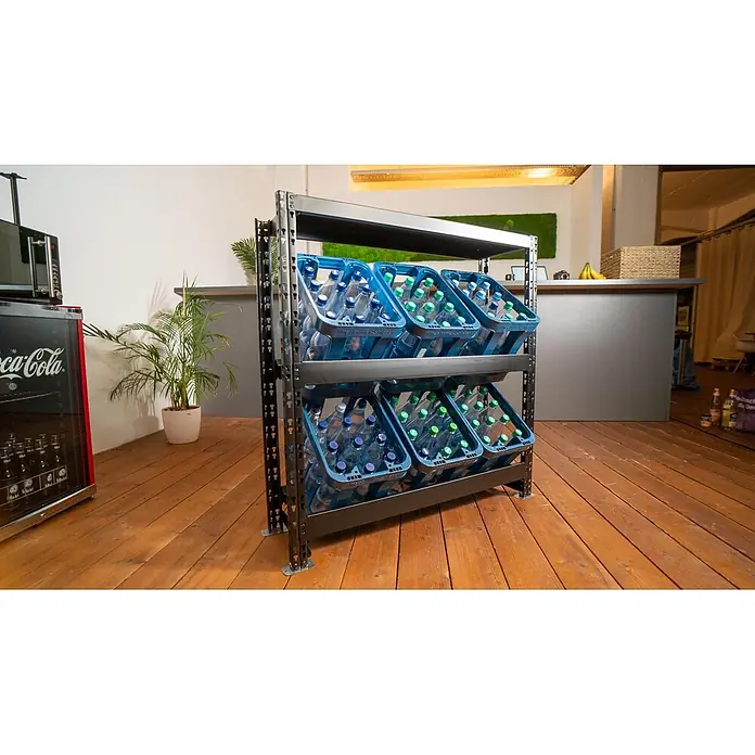Getränkekistenregal Tegernsee XL Schwarz 110x110x30cm 6 Kästen + Board -  - Dunkelgraues Metallregal mit mehreren blauen Wasserkisten schräg gestellt, eine Lagerlösung für Flaschen in einem Innenraum.