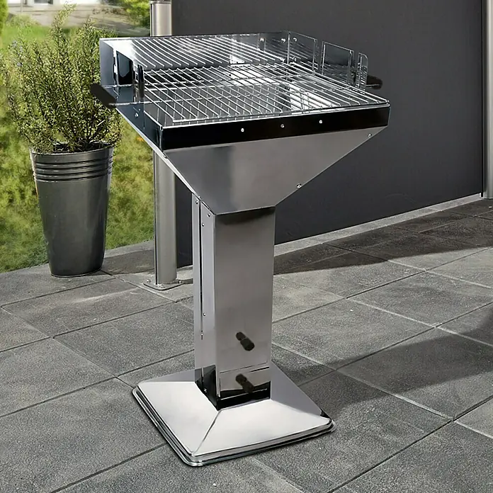 Grillstar Holzkohlegrill Colorado - Grillfläche (B x T): 48 x 46 cm, Silber - Bild einer modernen Edelstahl-Grillstation auf einer gepflasterten Terrasse, die ein elegantes Design und Funktionalität vereint.