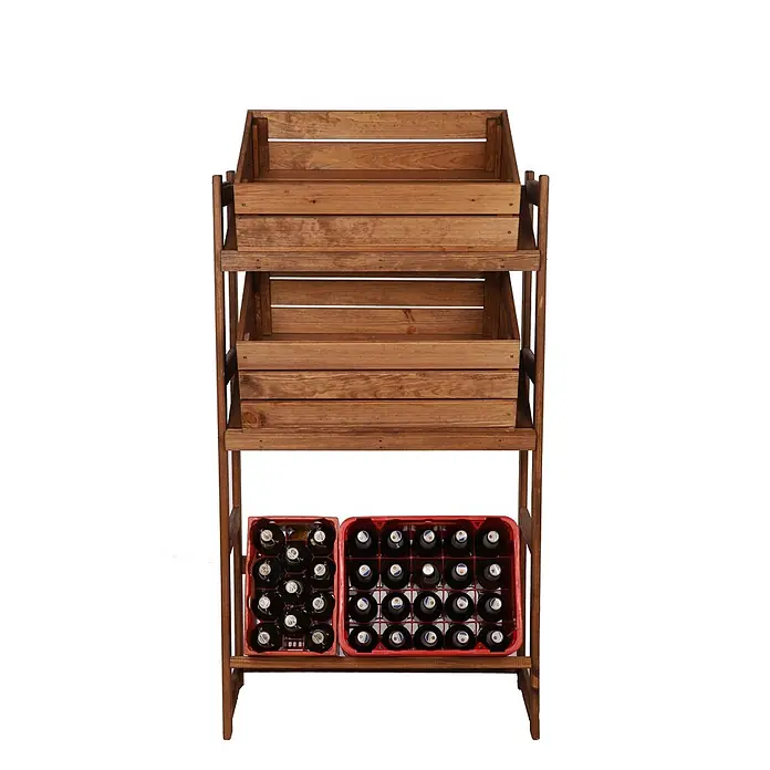 Getränkekistenregal SPREEWALD 124x70x33cm 3 Ebenen Braun geölt -  - Hölzernes Verkaufsregal mit zwei Lamellenkisten und zwei roten Flaschenkisten mit dunklen Flaschen.