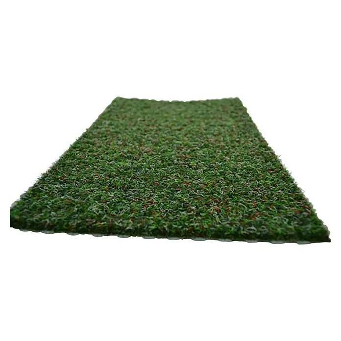 Rasenteppich Meterware Green - Breite: 133 cm, Jägergrün, Mit Drainagenoppen - Nahaufnahme eines grünen Kunstrasenteppichs. Der Teppich hat eine unebene Textur und besteht aus kurzen, gekräuselten Fasern in verschiedenen Grüntönen.