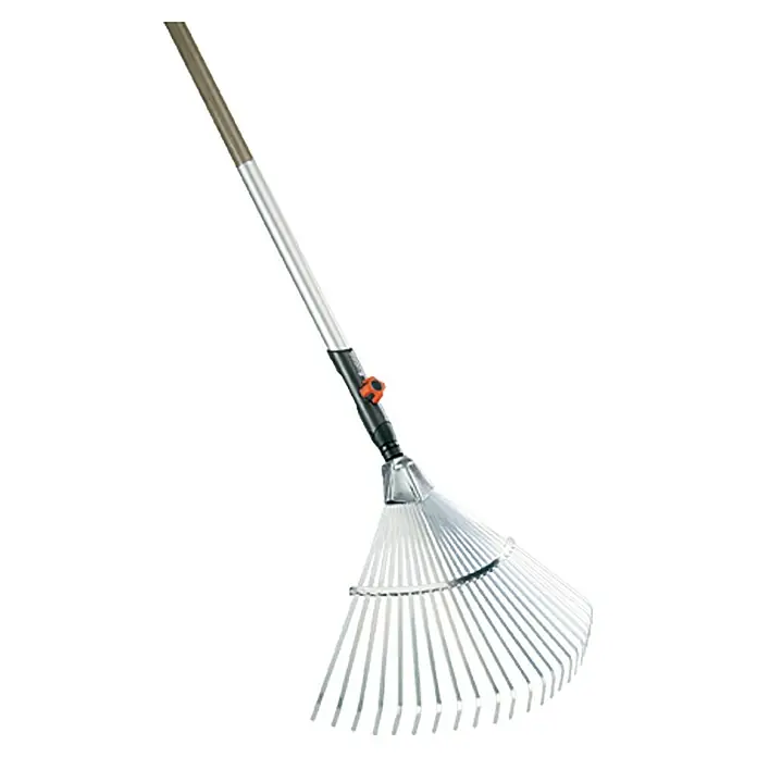 Gardena Combisystem Laubbesen - Arbeitsbreite: 50 cm, Anzahl Zinken: 22, Mit Stiel - Das Bild zeigt einen Laubbesen mit verstellbarem Stiel und flexiblen Zinken, ideal für die Gartenarbeit.