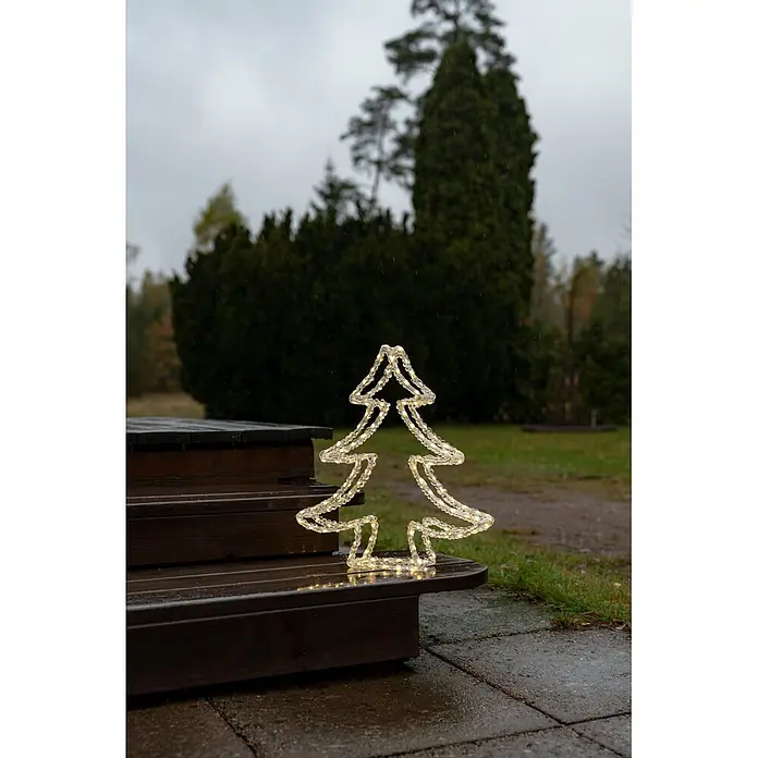 Konstsmide LED-Weihnachtsbaum - Außen, 45,5 cm, 131 Stk., Lichtfarbe: Warmweiß, Netzbetrieben - Leuchtende Weihnachtsbaum-Deko mit klaren Lichtern auf nassen Holzstufen im Freien.