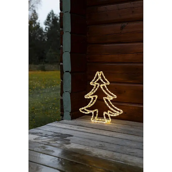 Konstsmide LED-Weihnachtsbaum - Außen, 45,5 cm, 131 Stk., Lichtfarbe: Warmweiß, Netzbetrieben - Eine leuchtende Weihnachtsbaum-Dekoration erhellt eine Holzveranda vor einem Blockhaus.