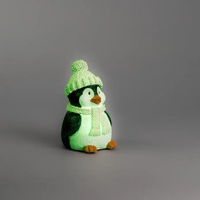 Konstsmide LED-Weihnachtsdekofigur - B x H: 9,5 x 15,5 cm, Lichtfarbe: RGB, Batteriebetrieben, LED - Ein leuchtendes, grünes Pinguin-Figürchen mit Strickmütze und Schal.