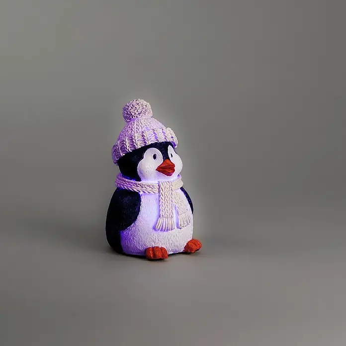 Konstsmide LED-Weihnachtsdekofigur - B x H: 9,5 x 15,5 cm, Lichtfarbe: RGB, Batteriebetrieben, LED - Violett beleuchteter Deko-Pinguin mit weißer Strickmütze, Schal und orangefarbenen Akzenten.