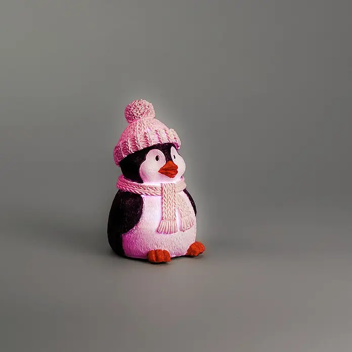 Konstsmide LED-Weihnachtsdekofigur - B x H: 9,5 x 15,5 cm, Lichtfarbe: RGB, Batteriebetrieben, LED - Dekorativer Pinguin mit rosa Strickmütze und Schal, rosa leuchtend mit schwarzem Körper und orangefarbenem Schnabel/Füßen.