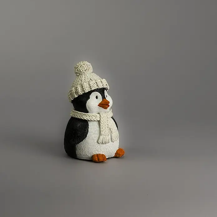 Konstsmide LED-Weihnachtsdekofigur - B x H: 9,5 x 15,5 cm, Lichtfarbe: RGB, Batteriebetrieben, LED - Dekorative Pinguinfigur mit cremefarbener Strickmütze und Schal, schwarzem Körper, weißem Bauch und orangefarbenem Schnabel und Füßen.