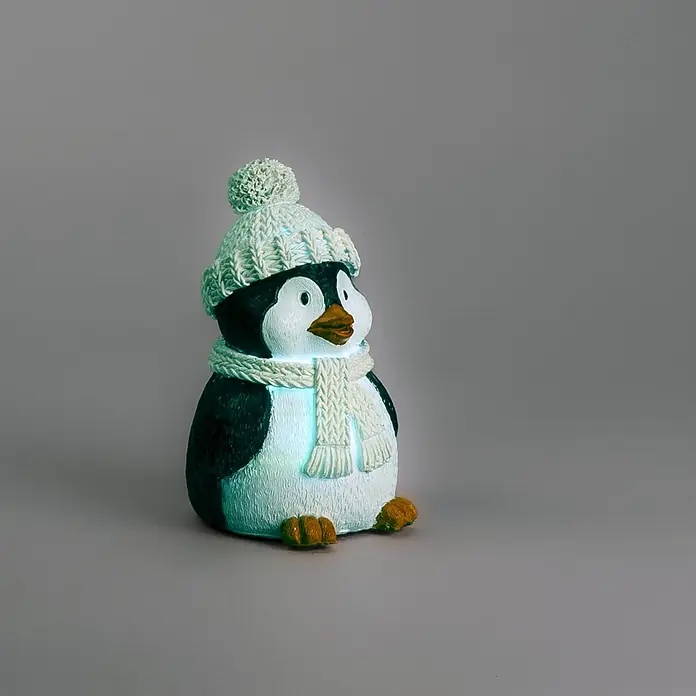 Konstsmide LED-Weihnachtsdekofigur - B x H: 9,5 x 15,5 cm, Lichtfarbe: RGB, Batteriebetrieben, LED - Beleuchtete Pinguinfigur mit heller Strickmütze und Schal, leuchtend in kühlem Licht.