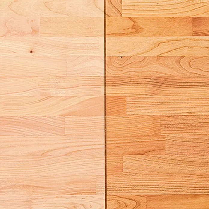 Osmo High Solid TopOilFarblos, 500 ml, Matt - Zwei Holzflächen nebeneinander, eine hell und unbehandelt, die andere dunkler und behandelt. Holzoberfläche mit deutlicher Maserung und Struktur.
