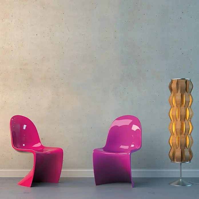 swingcolor Mix Buntlack Kunstharz für Außen zum Mischen lassen - Basismischfarbe 1, Hochglänzend, 750 ml, Lösemittelbasiert - Zwei stilvolle pinkfarbene Stühle ergänzen eine moderne Stehlampe vor einer strukturierten Wand.