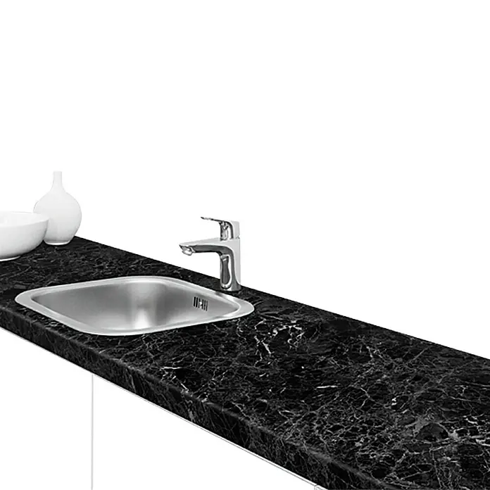 Resopal Basic Küchenarbeitsplatte nach Maß - Cape Noire, Stärke: 3,8 cm, Breite: 60 cm - Küchenspüle mit Armatur und Marmorarbeitsplatte. Die Spüle ist aus Edelstahl und die Arbeitsplatte hat ein auffälliges Marmormuster.