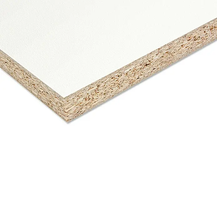 Spanplatte nach Maß - Stärke: 19 mm, L x B: 280 x 207 cm, Perl Weiß - Eine Nahaufnahme einer weißen Spanplatte mit einer gut sichtbaren Holzspankante, die die Materialbeschaffenheit und Konstruktion zeigt.