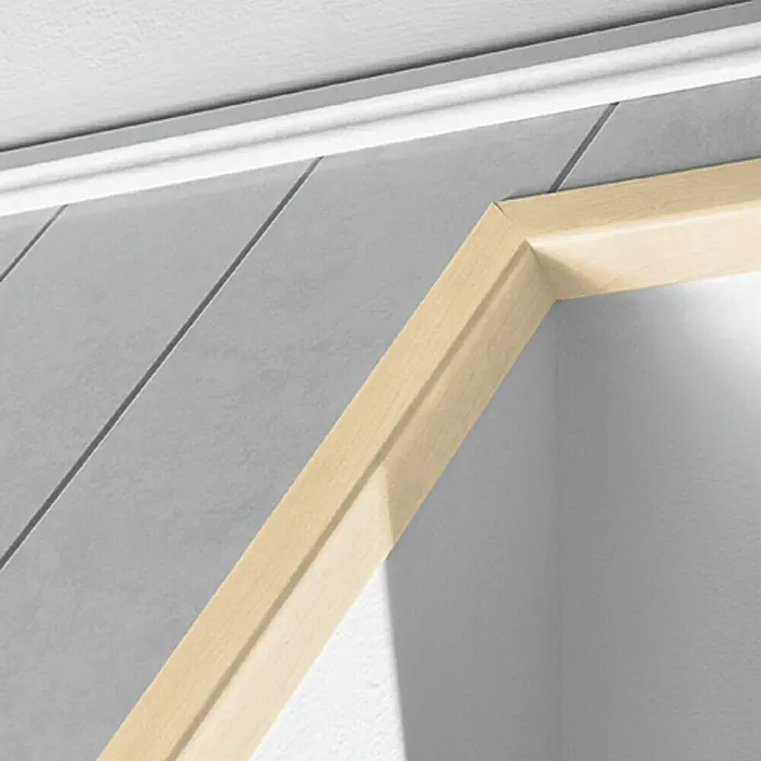 LOGOCLIC Winkelleiste Ahorn - 260 cm x 28 mm x 28 mm, MDF - Eine Nahaufnahme eines hellen Holzrahmens, der einen Durchgang umrahmt, mit grauen Fliesen im Hintergrund, die ein sauberes, modernes Design zeigen.