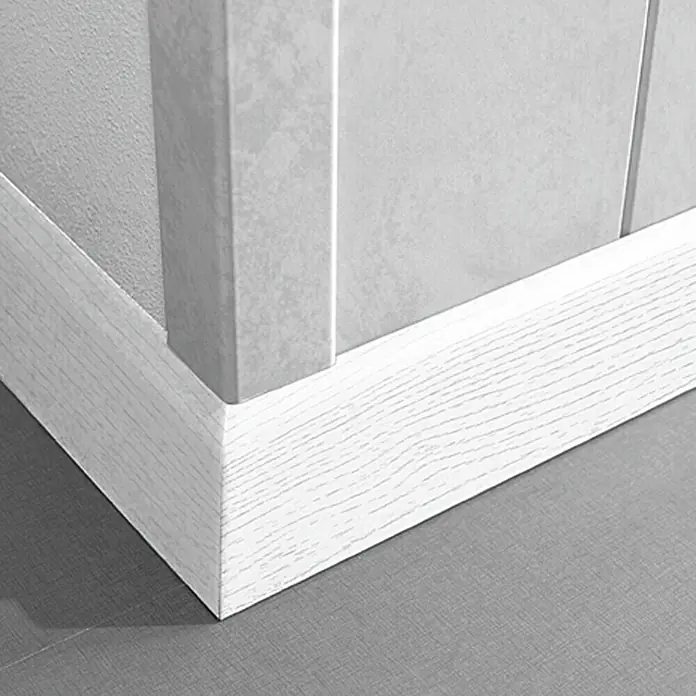 LOGOCLIC Sockelleiste K 58 Edelweiß Pore - 260 cm x 10 mm x 58 mm, MDF - Detailansicht einer weißen Holzfußleiste mit Maserung, die einen sauberen Übergang zwischen Wand und Boden bildet.