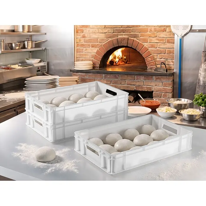 BAUHAUS Eurobox - 44 l, L x B x H: 60 x 40 x 22 cm, Geschlossen, Transparent - Weiße Pizzaballenbehälter aus Kunststoff mit Teigkugeln in einer Großküche mit Pizzaofen.