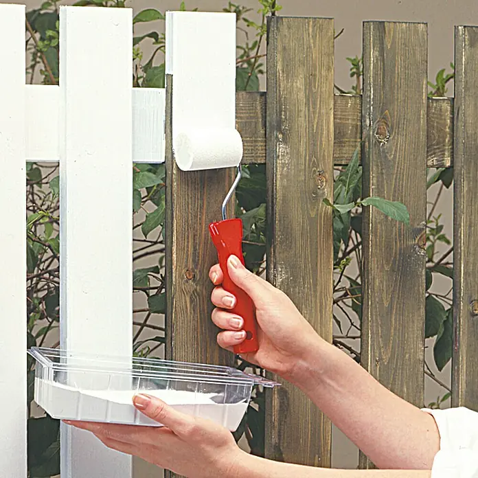 Lehnartz Isi-Line Lackierroller - 3 -tlg., Breite: 5 cm, Polyurethan - Eine Person streicht einen Holzzaun mit einem Farbroller und weißer Farbe. Das Ergebnis ist ein sauberer, weißer Anstrich.