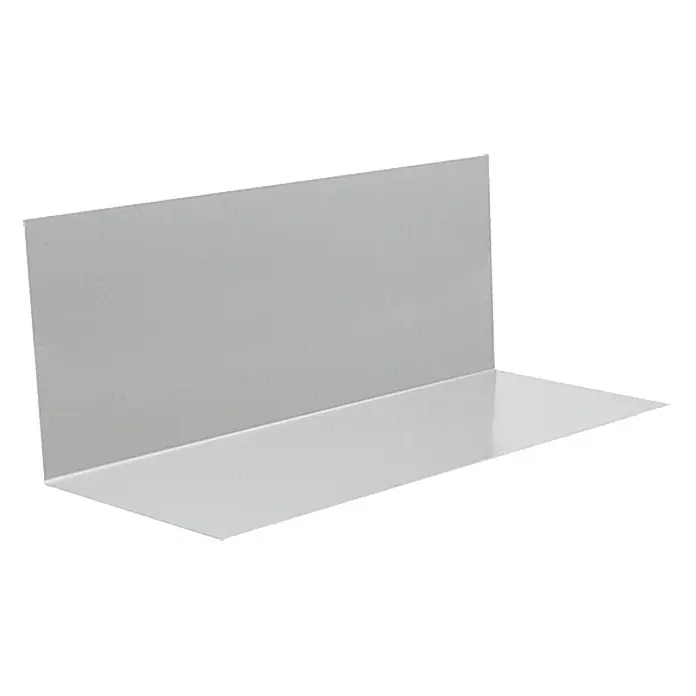 Sarei Winkelblech - Ohne Wasserfalz, Zuschnittbreite: 250 mm, Länge: 2.000 mm, Aluminium - Ein isoliertes Bild einer weißen Metalleinfassung, die eine saubere und moderne Ästhetik zeigt. Ideal für Bau- oder Renovierungsprojekte.