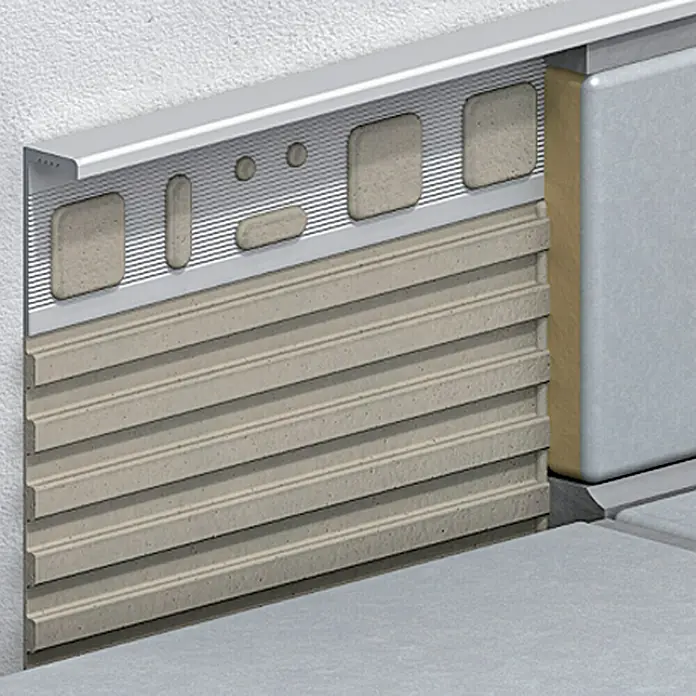 Fliesenprofil - Edelstahl, 2,5 m x 8 mm - Nahaufnahme einer Sockelleiste für Wandfliesen mit einer Aluminiumprofilleiste und geriffelten Zierfliesen in Beige.