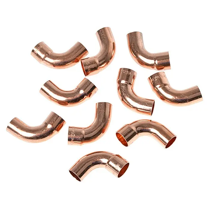 Kupfer-Bogen 5001A - Durchmesser: 15 mm, Winkel: 90 °, 10 Stk. - Eine Nahaufnahme von zehn Kupferrohrbögen, die Sanitärinstallationszubehör darstellen und sich durch ihre rötlich-braune Farbe auszeichnen.