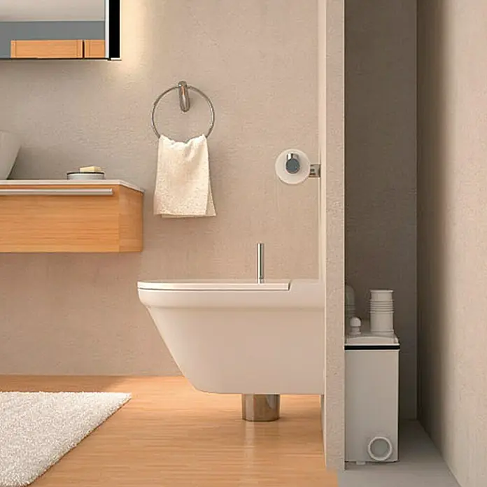 Setma Kleinhebeanlage Watersan 6 - Max. Förderhöhe: 3 m, Max. Förderweite: 30 m, 500 W - Ein Badezimmer mit einer modernen Toilette, einem Waschtisch mit Holzschrank und einem kleinen weißen Teppich auf dem Holzboden.