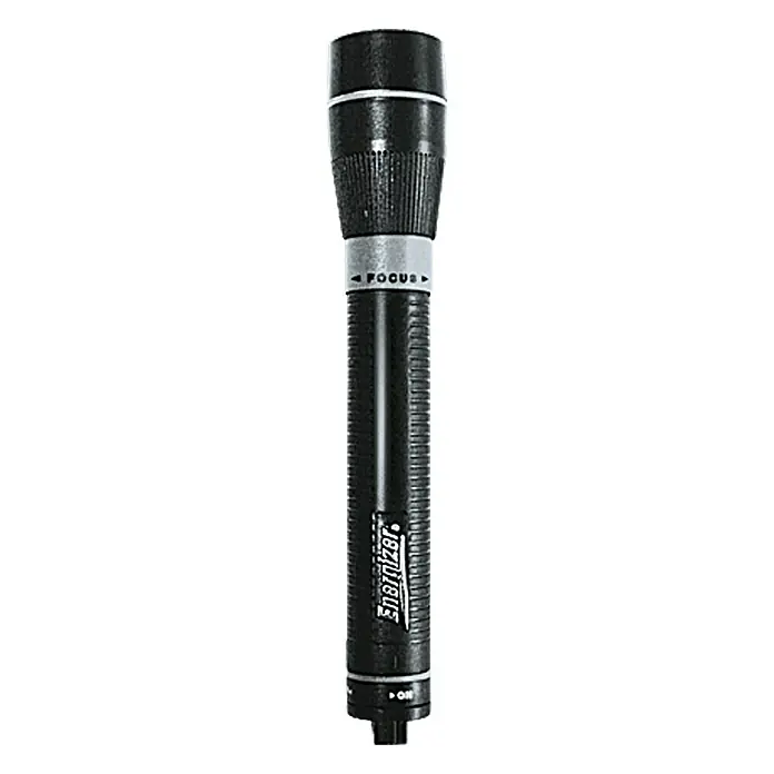 Energizer Linterna X-Focus - 9 lm, IP44 - Una linterna de enfoque Energizer negra con detalles plateados y un interruptor en la parte inferior.