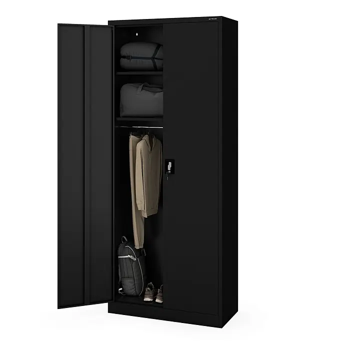 Jan Nowak Haushaltsschrank DAWID H2200, abschließbar, 90x220x45 cm, Schwarz -  - Schwarzer Metallschrank mit offenen Türen, der Regale, aufgehängte Kleidung, Rucksack und Schuhe zeigt.