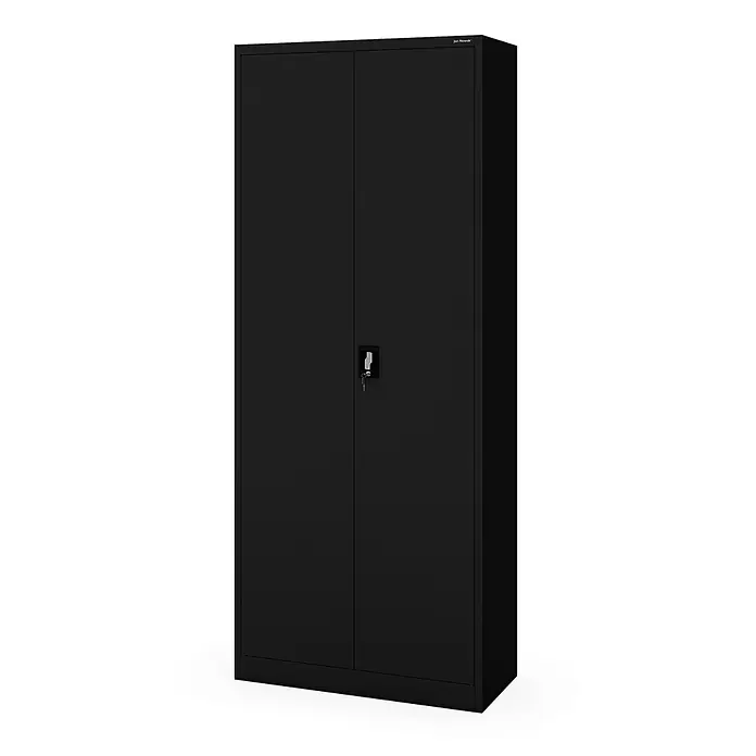 Jan Nowak Haushaltsschrank DAWID H2200, abschließbar, 90x220x45 cm, Schwarz -  - Schwarzer Metallschrank mit zwei Türen und einem Schloss mit eingestecktem Schlüssel.