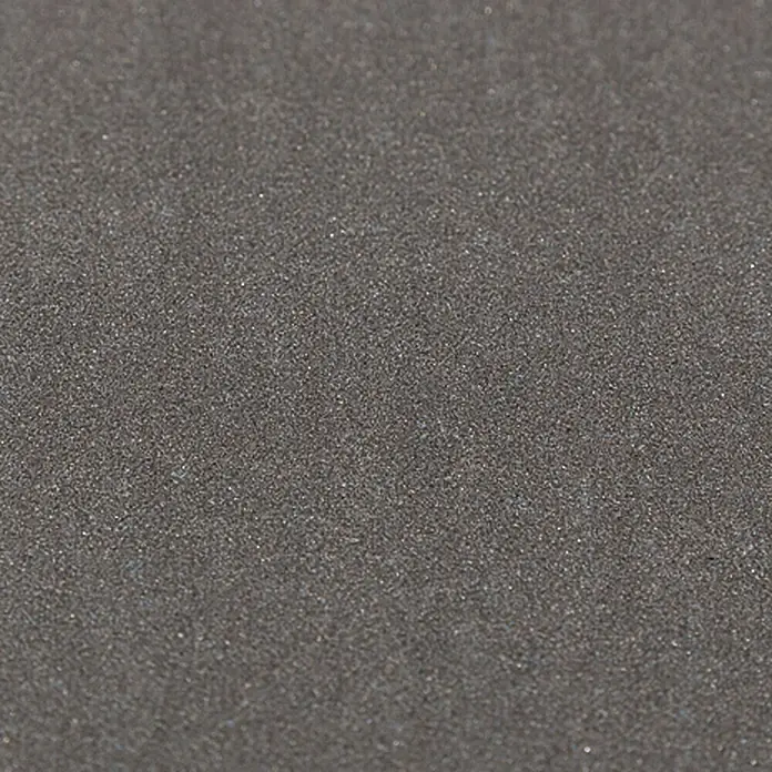 BAUHAUS Schleifpapier Gewebe - Körnung: 320 - Nahaufnahme eines strukturierten, anthrazitfarbenen Schaumstoffmaterials, ideal als Polsterung oder Dämmstoff.
