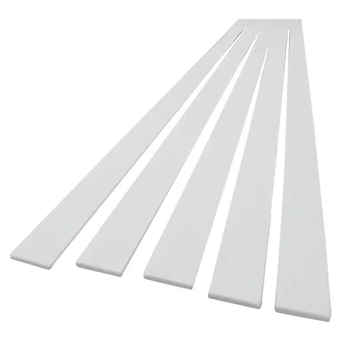 Segellatte - 2 m x 24 mm, Kunststoff - Nahaufnahme von weißen Bettgitterstäben, die in einem leichten Winkel angeordnet sind. Die Stäbe sind gleichmäßig und haben abgerundete Kanten.