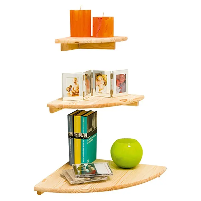 Regalux Eckregal - 40 x 40 cm, Kiefer - Eckregal aus Holz mit Deko-Elementen wie Kerzen, Bilderrahmen, Bücher, CDs und einer grünen Vase, präsentiert auf drei Ebenen.