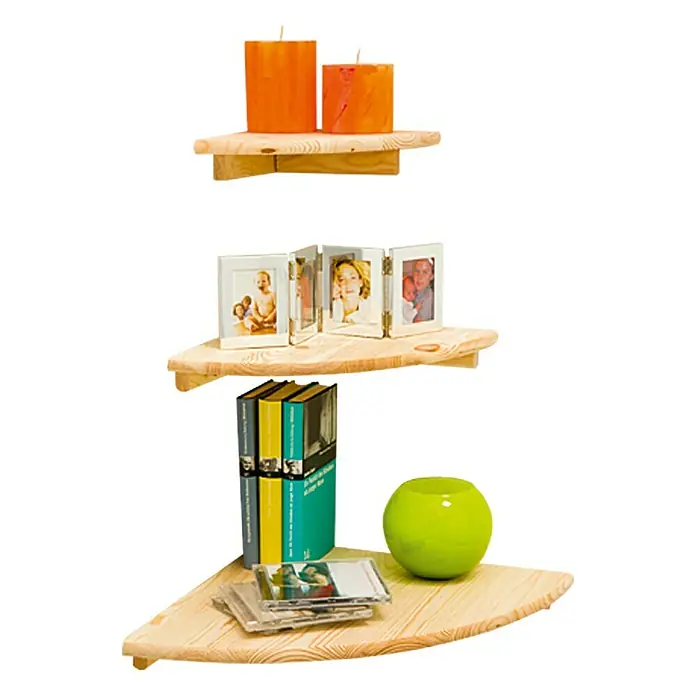 Regalux Eckregal - 30 x 30 cm, Kiefer - Eckregal aus Holz mit Deko-Elementen wie Kerzen, Bilderrahmen, Bücher, CDs und einer grünen Vase, präsentiert auf drei Ebenen.