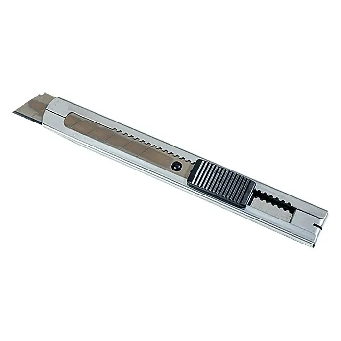 Wisent Cuttermesser MA 120Klingenbreite: 18 mm, Klingenstärke: 0,5 mm - Nahaufnahme eines silbernen Teppichmessers mit ausfahrbarer Klinge und schwarzem Schiebeknopf auf weißem Hintergrund.