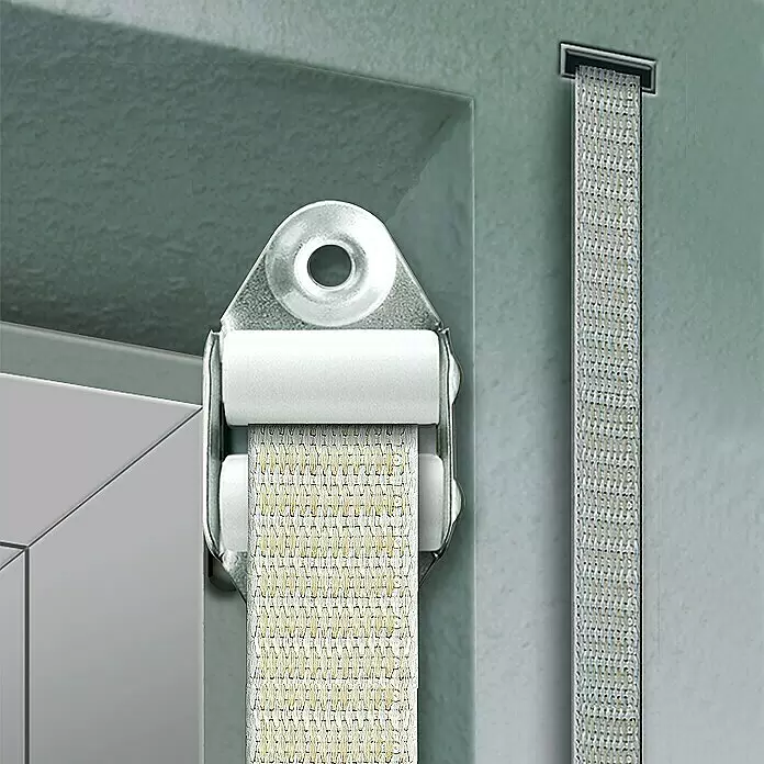 Schellenberg Guía para correa Maxi - Anchura de la correa: 18 mm - 23 mm, Apto para: Maxi sistemas de persianas enrollables, Blanco - Soporte metálico con rodillos blancos guiando una correa de persiana enrollable tejida beige hacia una ranura en la pared.