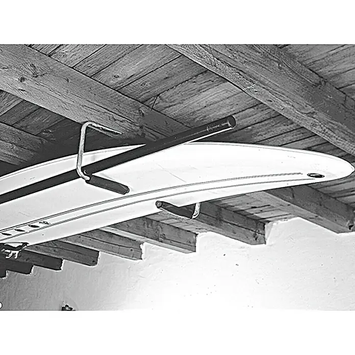 Connex Gancho para tabla de surf - L x Al: 21,6 x 24,8 cm, Carga soportada: 25 kg - La imagen muestra un soporte de techo para tabla de surf fijado a vigas de madera, sujetando una tabla de surf blanca. Solución de almacenamiento práctica.