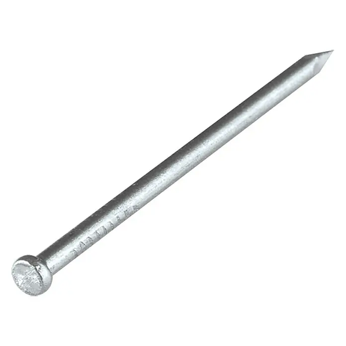 Suki Sockelleisten-Stifte - Ø x L: 1,4 x 35 mm, Galvanisch verzinkt, Stahl, 400 Stk. - Nahaufnahme eines einzelnen, silberfarbenen Drahtstifts, der sich diagonal über einen weißen Hintergrund erstreckt und dessen Kopf links zu sehen ist.