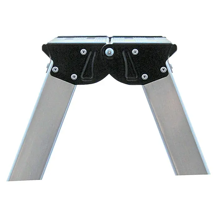 Krause Monto Escalera de tijera de doble acceso - Altura de trabajo: 2,2 m, Número de peldaños: 6 ud., Carga soportada: 150 kg, Aluminio - Imagen de un taburete con patas plateadas y una bisagra negra. Taburete compacto y práctico.