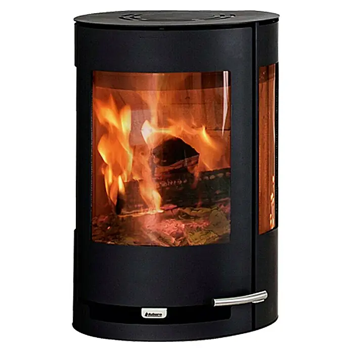 Aduro Kaminofen 9-4 - 8 kW, Raumheizvermögen: 334 m³, Material Verkleidung: Stahl, Schwarz - Schwarzer Aduro Kaminofen mit brennendem Holz im Inneren, isoliert auf einem weißen Hintergrund.