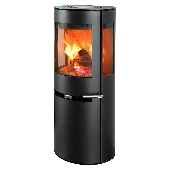 Aduro Kaminofen 9-5 - 8 kW, Raumheizvermögen: 334 m³, Material Verkleidung: Stahl, Schwarz - Ein moderner, schwarzer Kaminofen mit einem gemütlichen Feuer, das durch die Glasscheiben sichtbar ist, sorgt für Wärme und Atmosphäre im Raum.