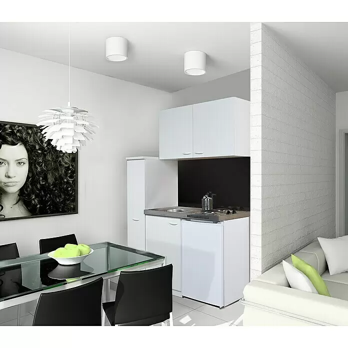 Respekta Minicocina Levin - 130 cm, Blanco, Vitrocerámica y frigorífico - Apartamento compacto con cocina americana blanca, mesa de comedor de cristal, sillas negras y sofá blanco con cojines. Lámpara colgante moderna.