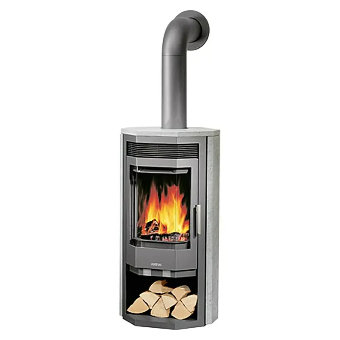 Justus Kaminofen Usedom 7 - 7 kW, Raumheizvermögen: 144 m³, Material Verkleidung: Speckstein, Gussgrau/Speckstein - Kaminofen Justus mit Holzfach und einer gebogenen Rauchrohrkonstruktion. Der Kaminofen ist ein echter Hingucker und sorgt für Wärme.