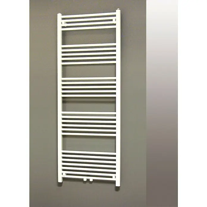 Admiral Radiador toallero Florence - An x Al: 600 x 1.600 mm, Potencia calorífica a una temperatura de 75 °C (D: 50): 774 W - Radiador toallero horizontal blanco con diseño lineal, montado en una pared gris, combinando calidez con elegancia funcional.