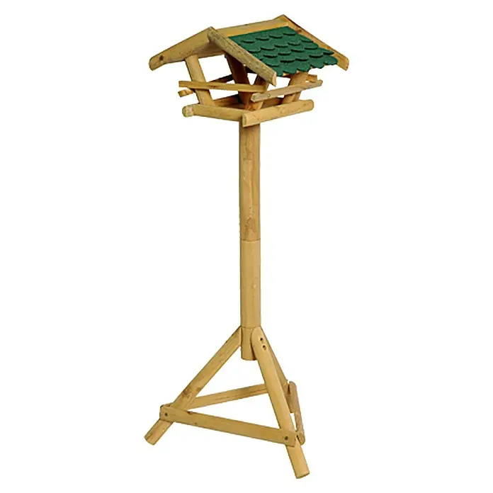 Dobar Vogelfutterhaus mit Ständer - 37 x 28 x 101 cm, Vogelhausständer - Ein hölzernes Vogelhaus mit grünem Dach steht auf einem hohen Ständer, ideal für Gärten und Naturliebhaber, um Vögel zu beobachten.