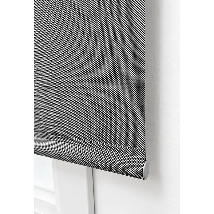 Estor enrollable Screen 5% - An x Al: 90 x 250 cm, Perla negro, Otros - Primer plano de una persiana enrollable de tejido gris con tapa metálica, parcialmente enrollada.