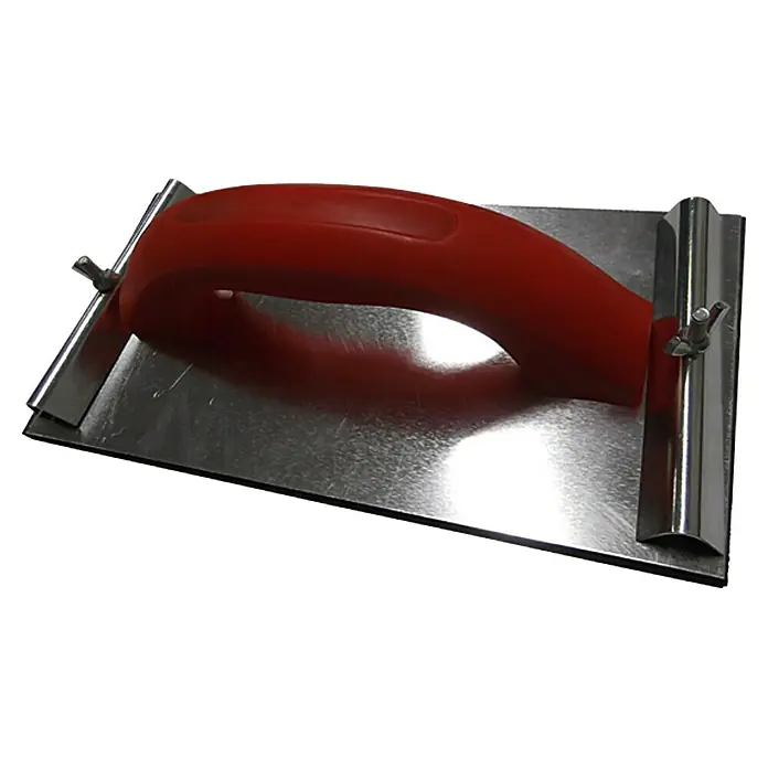 Wisent Handschleifer - 240 x 120 mm - Ein Metall-Handschwimmer mit einem roten Griff, der zum Glätten und Formen von Beton oder Putz verwendet wird. Ein Werkzeug für Bau und Renovierung.