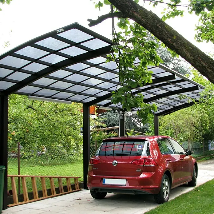 Ximax Carport Portoforte Tandem 80 - Außenmaß inkl. Dachüberstand (B x T): 2,7 x 9,83 m, Doppelcarport, Mattbraun, Schneelast: 100 kg/m² - Ein modernes Carport aus dunklem Metall mit transparentem Dach bietet Schutz für ein rotes Auto vor den Elementen.