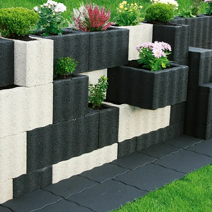 Christoph Pflanzstein Rasterstein - Anthrazit, 40 x 30 x 25 cm, Beton - Eine attraktive Gartenmauer aus anthrazitfarbenen und hellgrauen Pflanzsteinen mit verschiedenen Pflanzen.